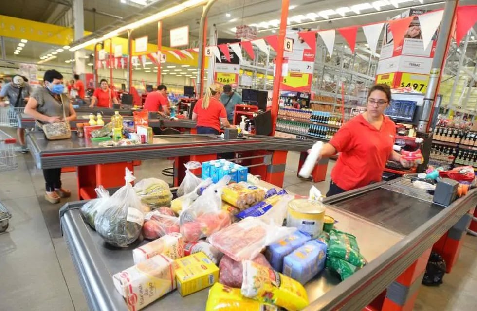 Supermercadistas piden por ser personal esencial.