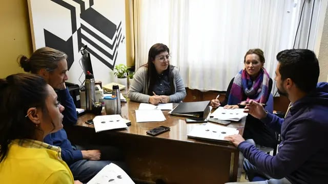 Cecilia Gallardo (centro) junto a los concejales oficialistas Valeria Soltermam, Martín Racca, Brenda Vimo y Juan Senn