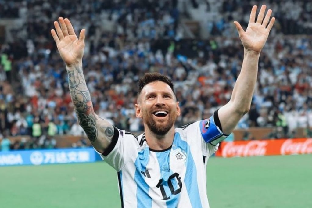 ¡YA ESTÁ! Lionel Messi y el saludo a su familia tras coronarse como campeón del mundo.