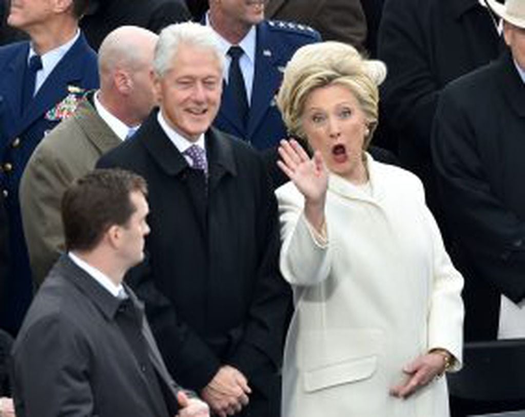 Former Us President Bill Clinton and his wife Hillary Clinton arrive on the platform of the US Capitol in Washington, DC, on January 20, 2017, before the swearing-in ceremony of US President-elect Donald Trump. / AFP PHOTO / Paul J. Richards
