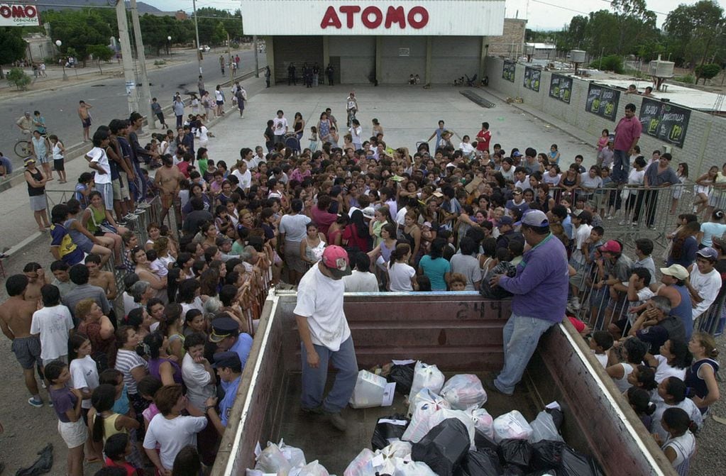 A raiz de la grave situación económica varios supermerc ados del Gran Mendoza sufrieron intentos de saqueos, por lo que el Gobierno se vió obligado a repartir bolsones de comida a los más necesitados. Gentileza Los Andes
