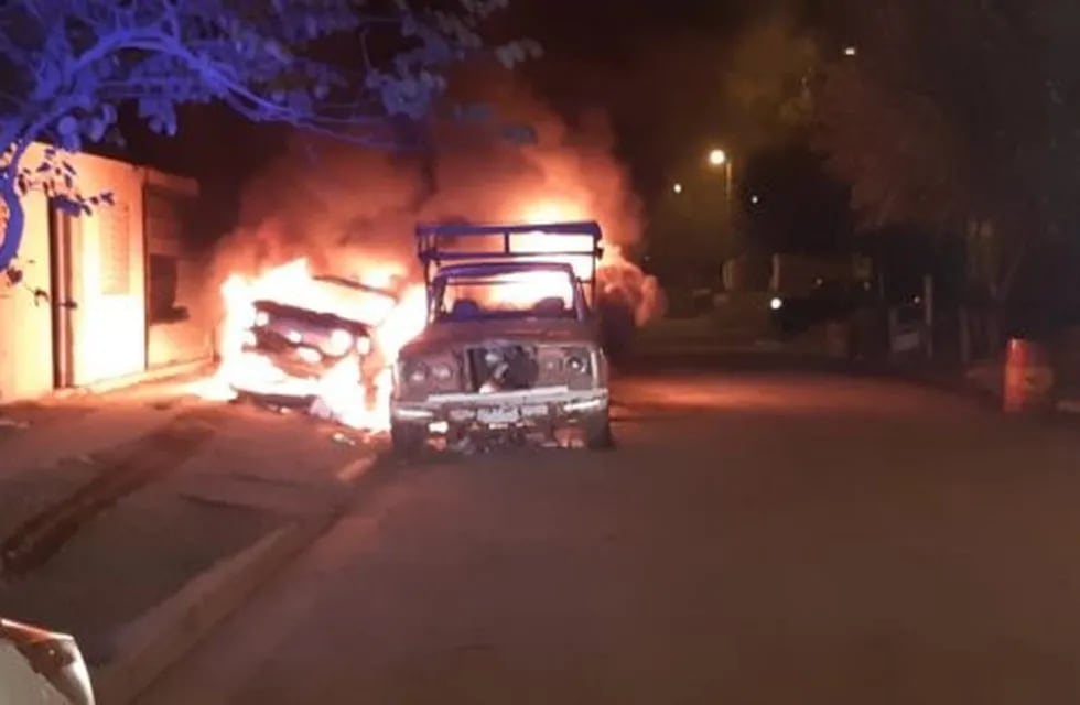Delincuentes quemaron tres vehículos en Paraná