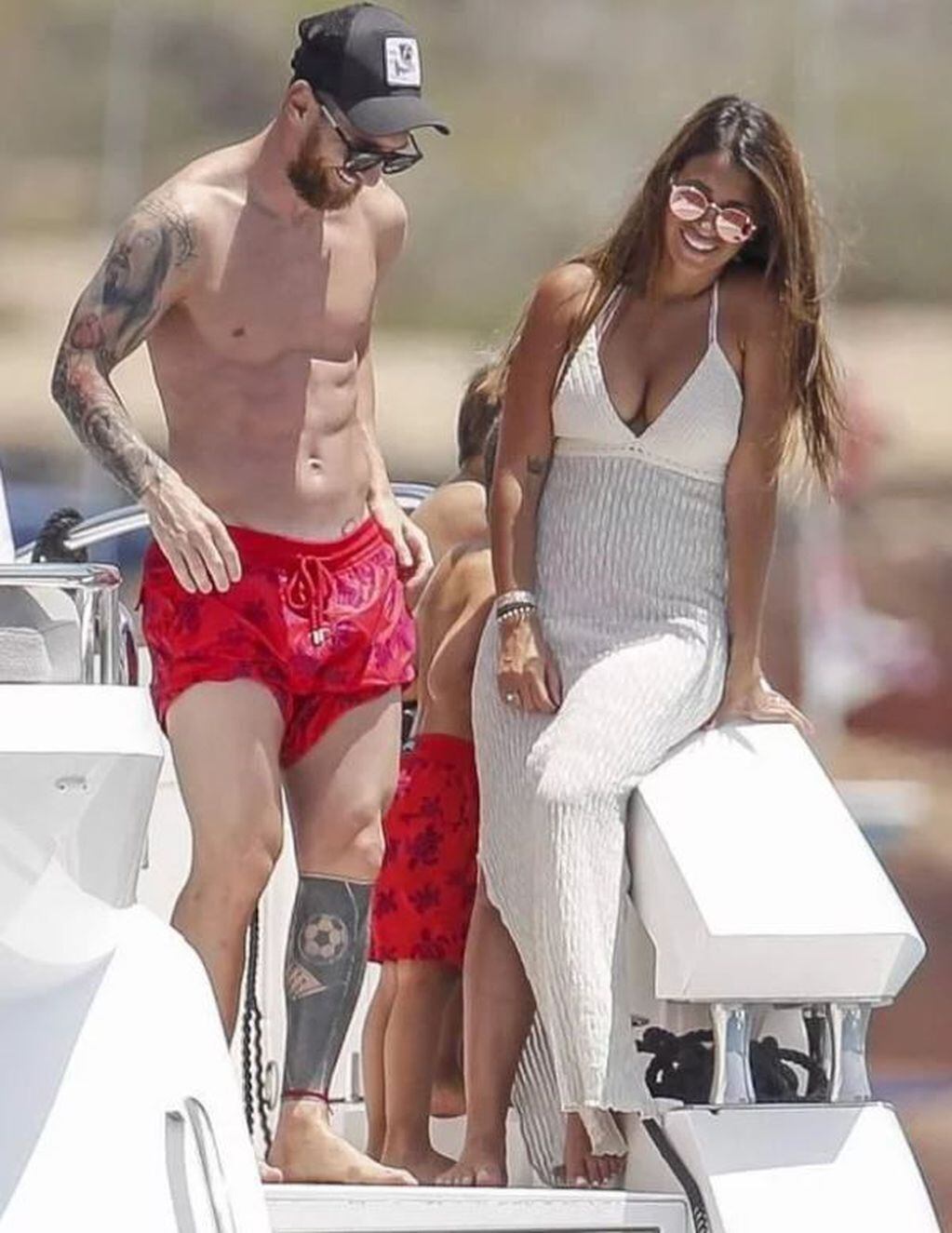 Antonela Roccuzzo y Lionel Messi, felices en Ibiza.