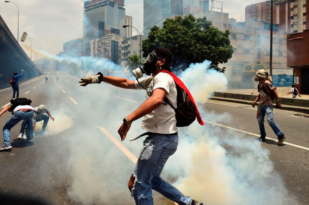 Demonstrators clash with the police during a rally against Venezuelan President Nicolas Maduro, in Caracas on April 19, 2017.
Venezuela braced for rival demonstrations Wednesday for and against President Nicolas Maduro, whose push to tighten his grip on p