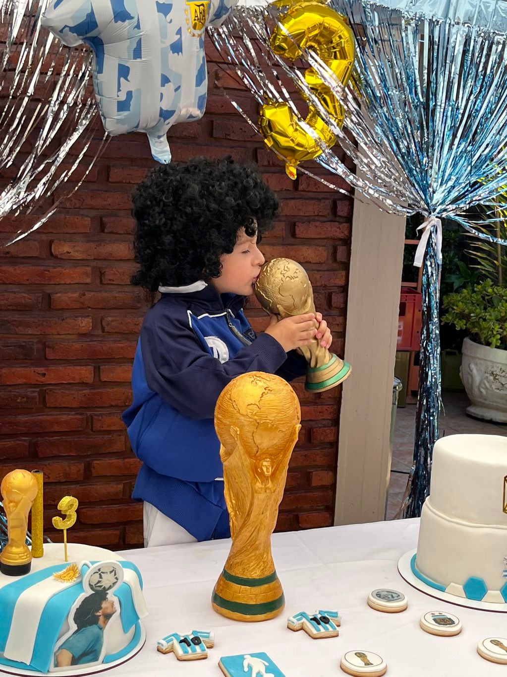 Simón, el niño de Berisso que festejó su cumpleaños con la temática de Diego Maradona.