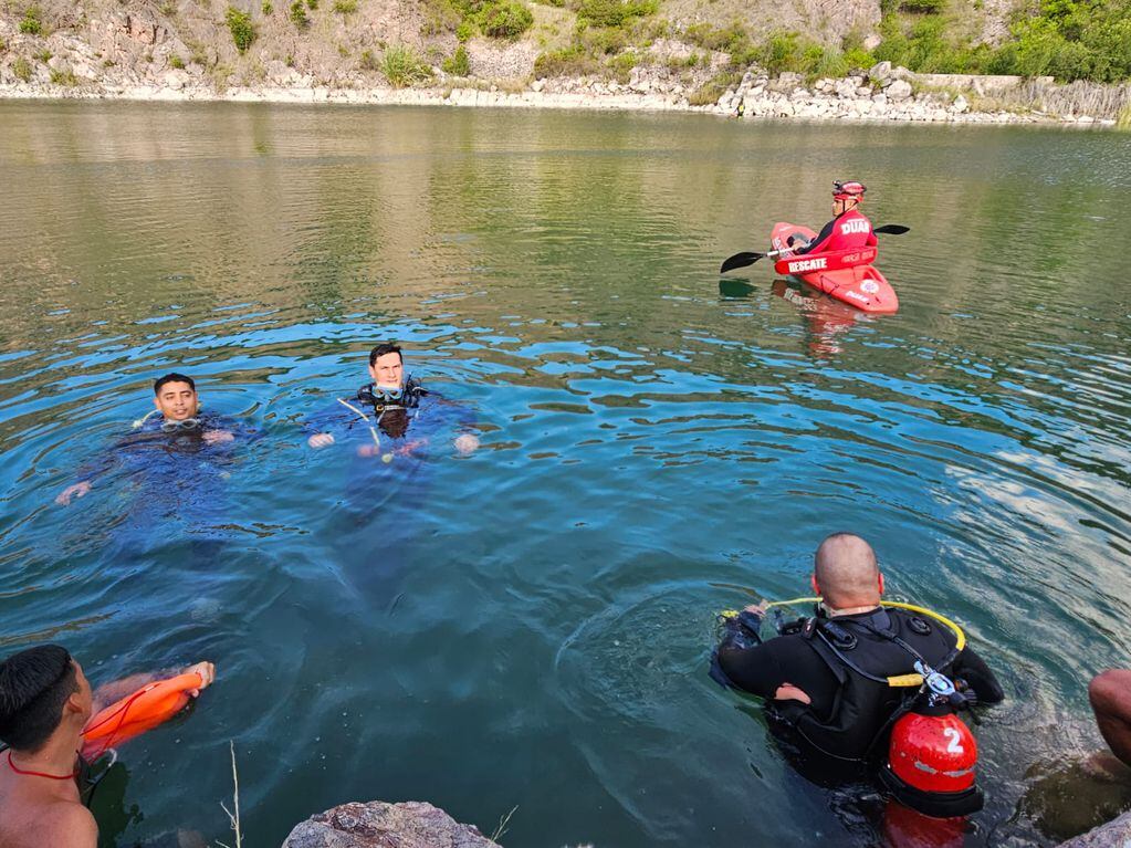 El operativo de búsqueda encabezado por el Duar en la Laguna Azul. (Gentileza Policía de Córdoba)
