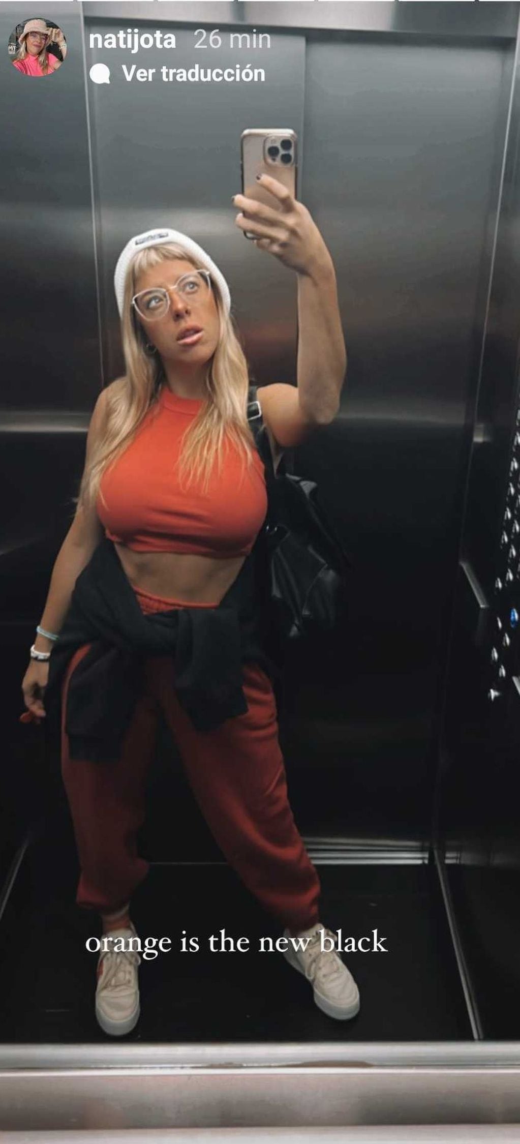 Con un conjunto naranja, Nati Jota posó desde el ascensor y enamoró a sus fanáticos.