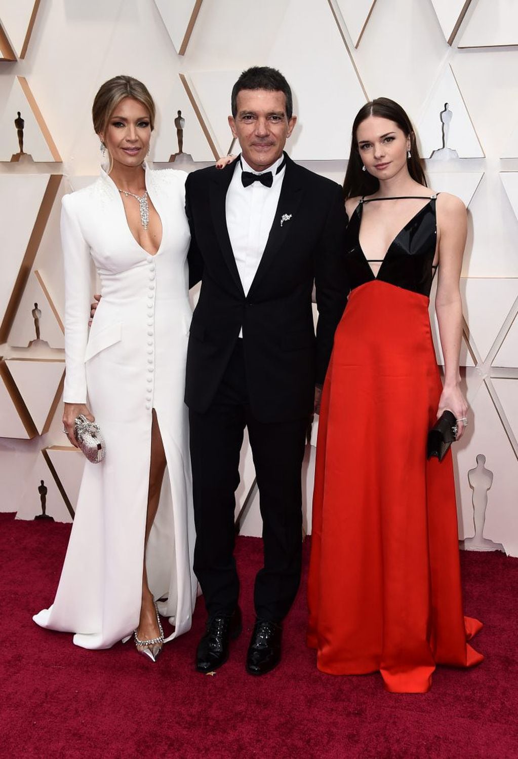 Antonio Banderas, nominado a Mejor Actor por 'Dolor y gloria', junto a su pareja, Nicole Kimpel, y su hija, Stella Banderas. (Foto: EFE)