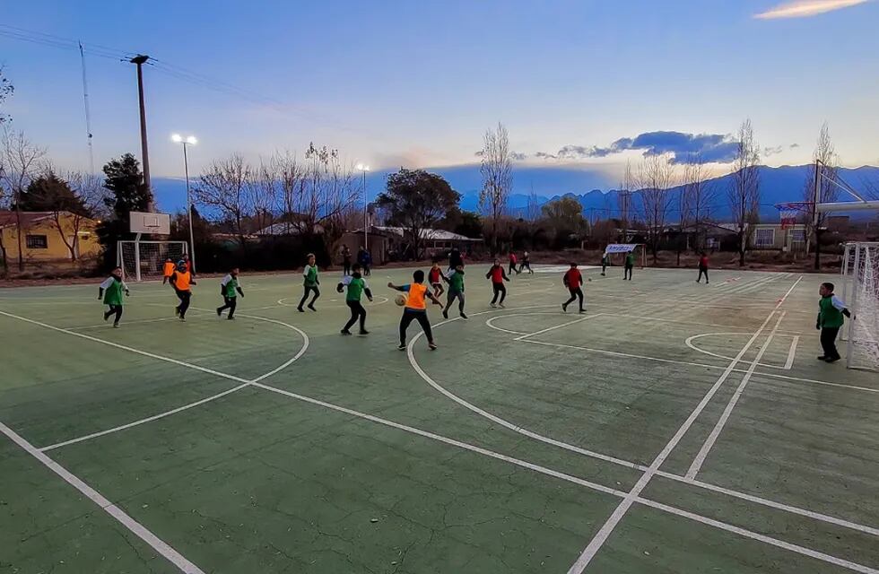 La comuna de Luján de Cuyo inauguró un playón deportivo en donde los vecinos podrán practicar varios deportes de manera gratuita. Gentileza MLC