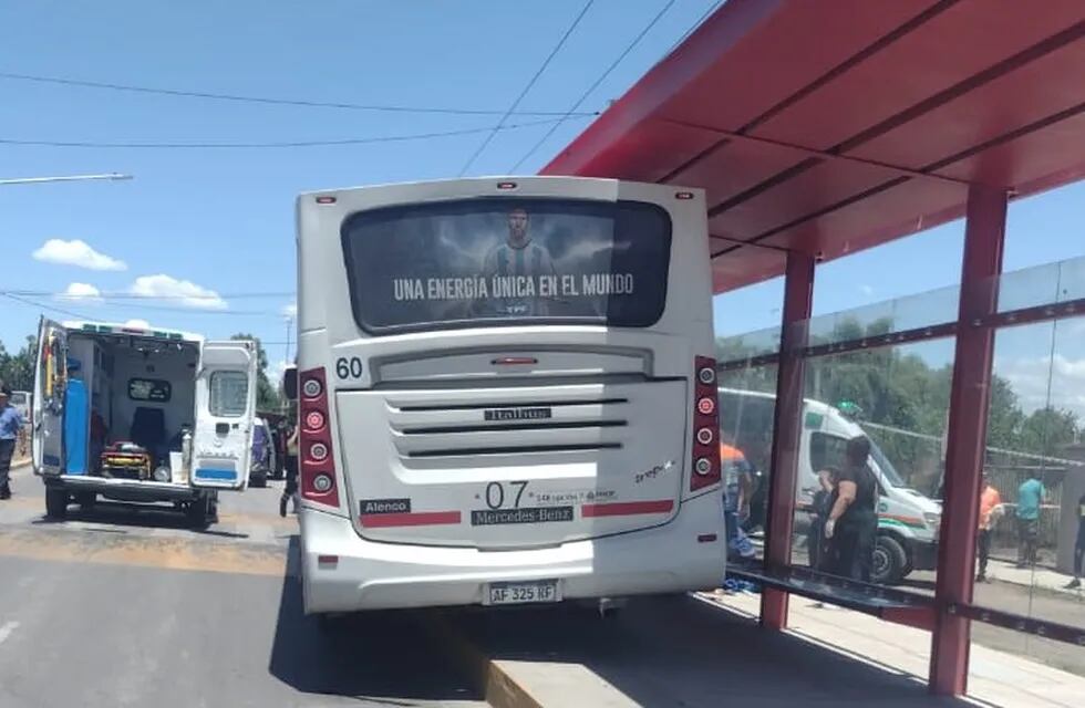 Un micro atropelló a varias personas, entre ellas niños, que esperaban en una parada de Guaymallén .