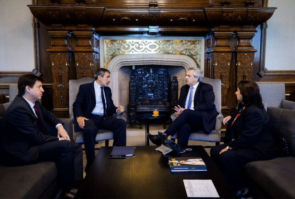 El presidente Alberto Fernández con el ministro de Ciencia y Tecnología, Roberto Salvarezza, y la titular del Conicet, Ana Franchi. (crédito: presidencia)