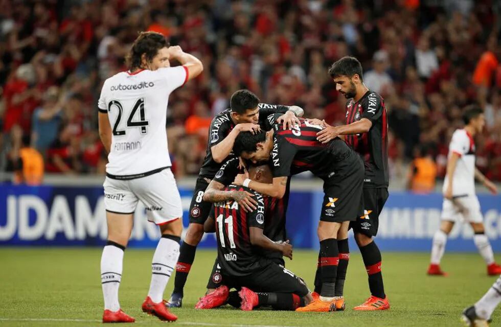 CTB07. CURITIBA (BRASIL), 12/04/2018.- Nikão (11) del Paranaense celebra con sus compañeros luego de anotar un gol hoy, jueves 12 de abril de 2018, durante el partido de ida por la primera ronda de la Copa Sudamericana disputado entre el Atlético Paranaense de Brasil y el Club Atlético Newell´s Old Boys de Argentina, en el estadio Arena da Baixada, en Curitiba (Brasil). EFE/Hedeson Alves