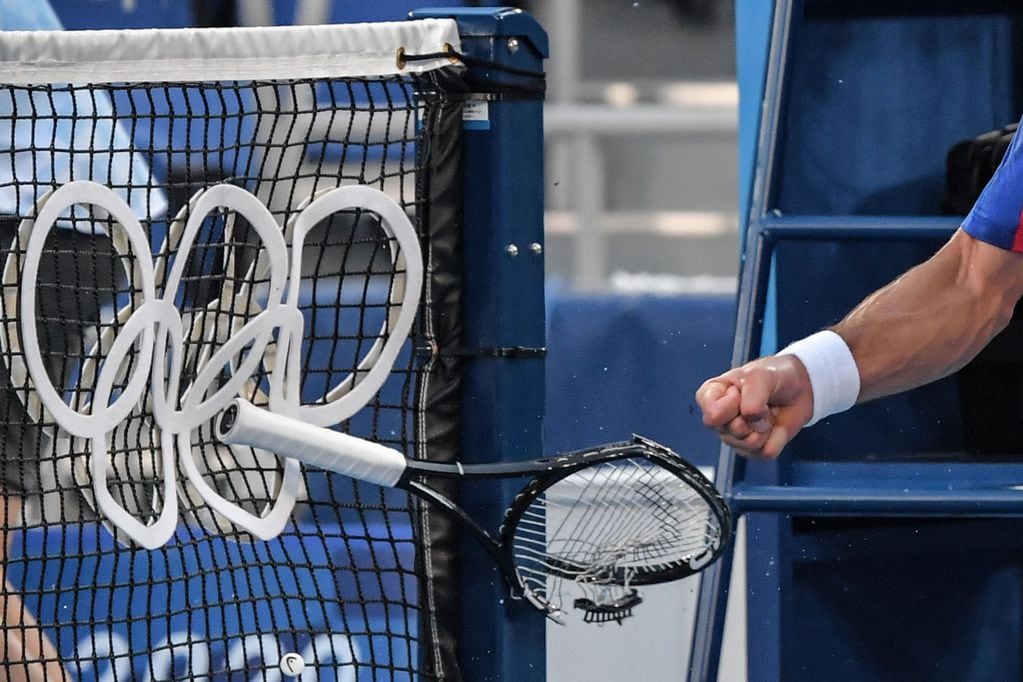 La bronca de Novak Djokovic expresada en su raqueta destrozada