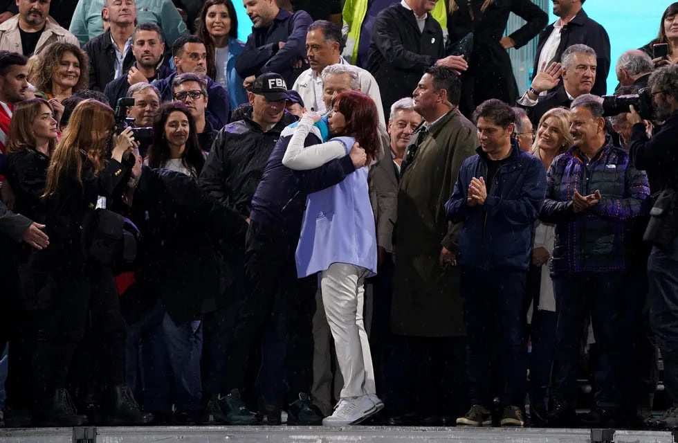 La vicepresidenta Cristina Kirchner abrazada a su hijo Máximo en el escenario en Plaza de Mayo. Foto: Clarín.