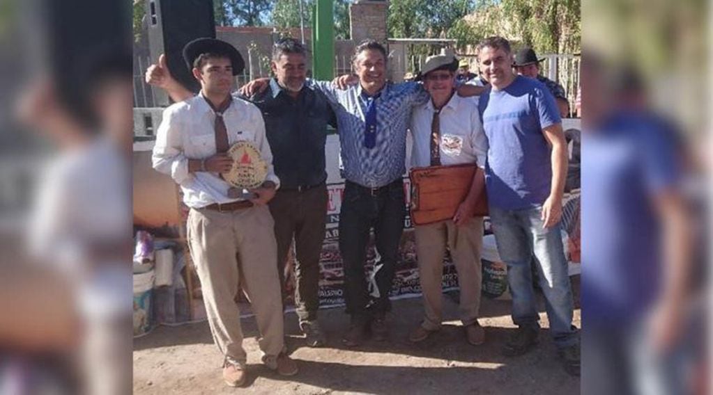 Benini, Tonelotto y Barrionuevo, junto a la pareja ganadora (Gobierno de La Pampa)