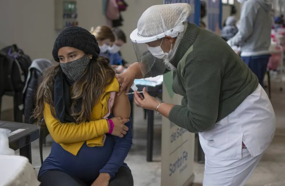 La provincia de Santa Fe notificó 2.149 casos de coronavirus y 53 muertes este martes.