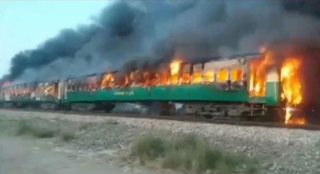 incendio tren pakistán