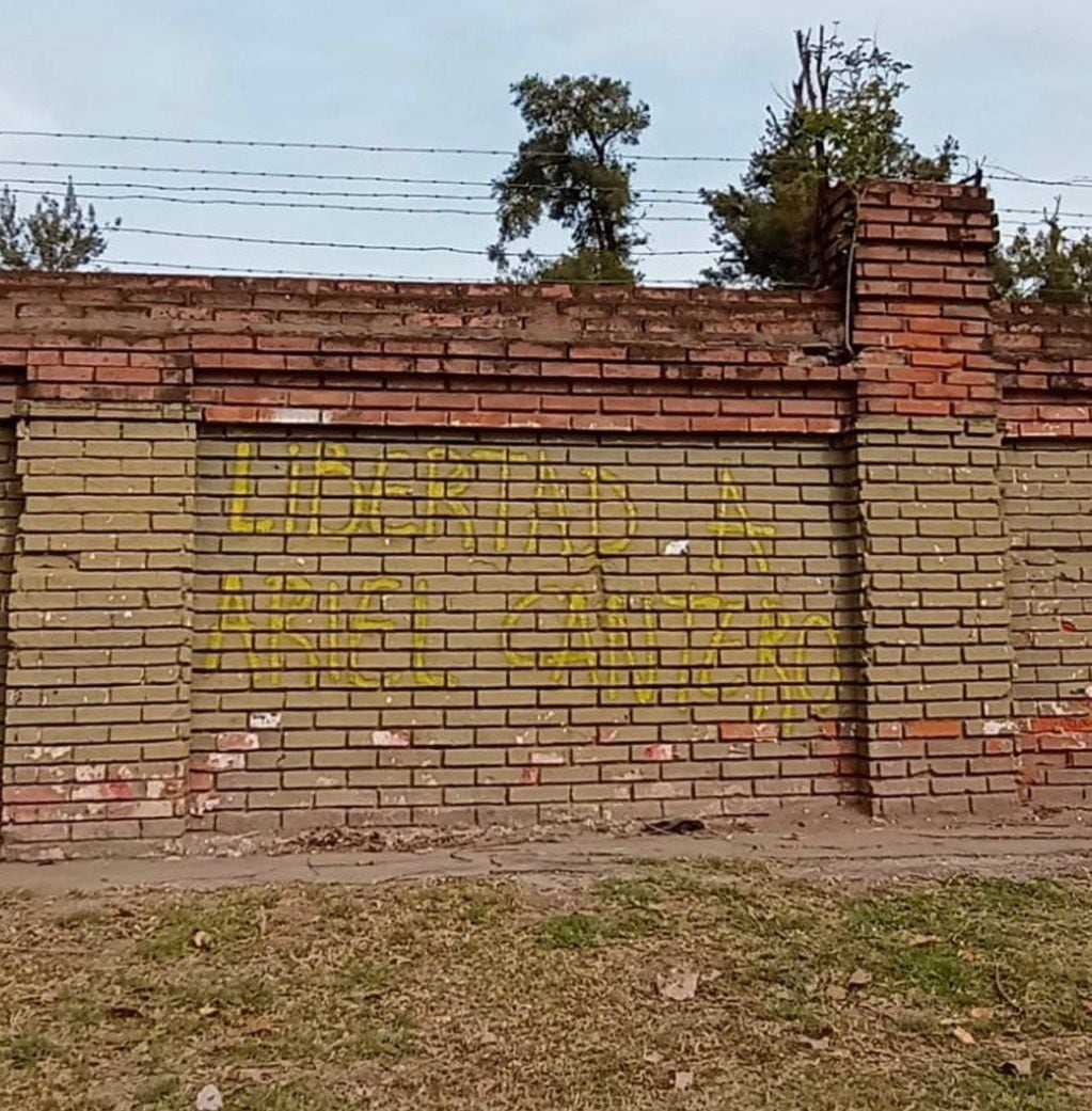 El mensaje a favor de Cantero quedó inscripto con letras amarillas en una pared de ladrillo visto en la zona oeste.