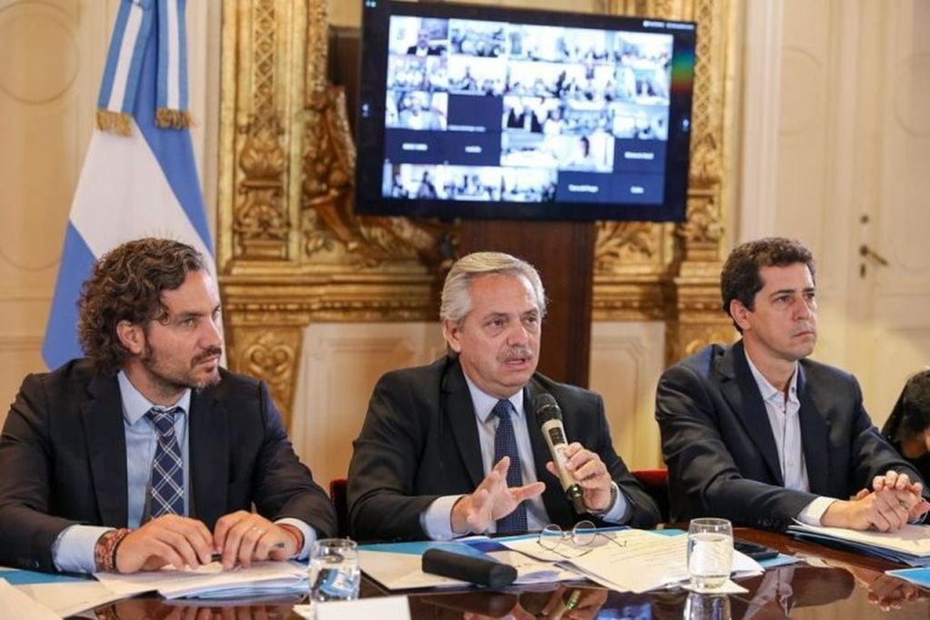 Alberto Fernández, Santiago Cafiero y Eduardo de Pedro (Foto: EFE/Cedida por la Presidencia de Argentina)