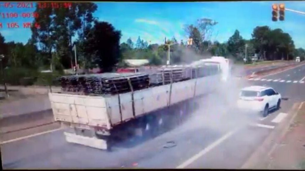 Garupá: un camión cruzó un semáforo en rojo y de milagro no ocasionó una tragedia