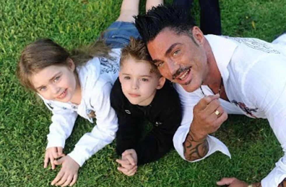 Ricardo Fort junto a sus hijos