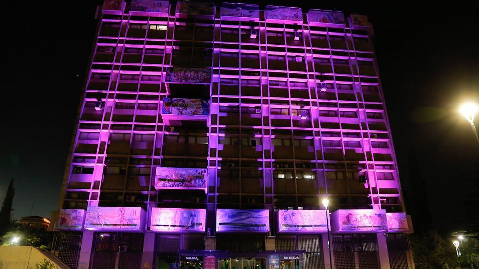 Durante la noche de este jueves el edificio de la Municipalidad de la Ciudad de Mendoza se iluminó de violeta en el marco del Día Internacional contra la Violencia hacia la Mujer. Gentileza MCM