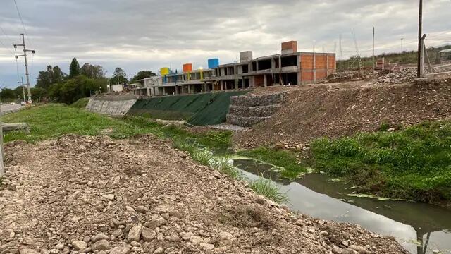 Vecinos denuncian el abandono del canal de la avenida Juan XXIII