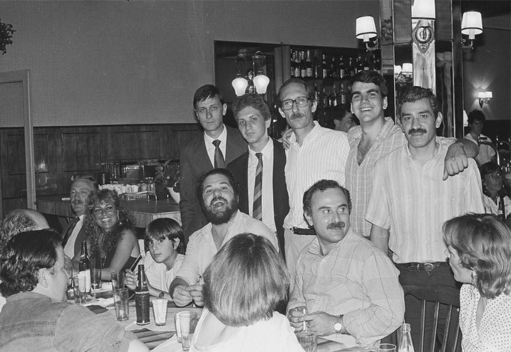 En unas vísperas navideñas de finales de los años 80, un grupo de militantes del Partido Socialista Popular se encuentran en un bar a brindar por las fiestas.  Miguel Lifschitz y de pie a la izquierda, Hermes Binner.