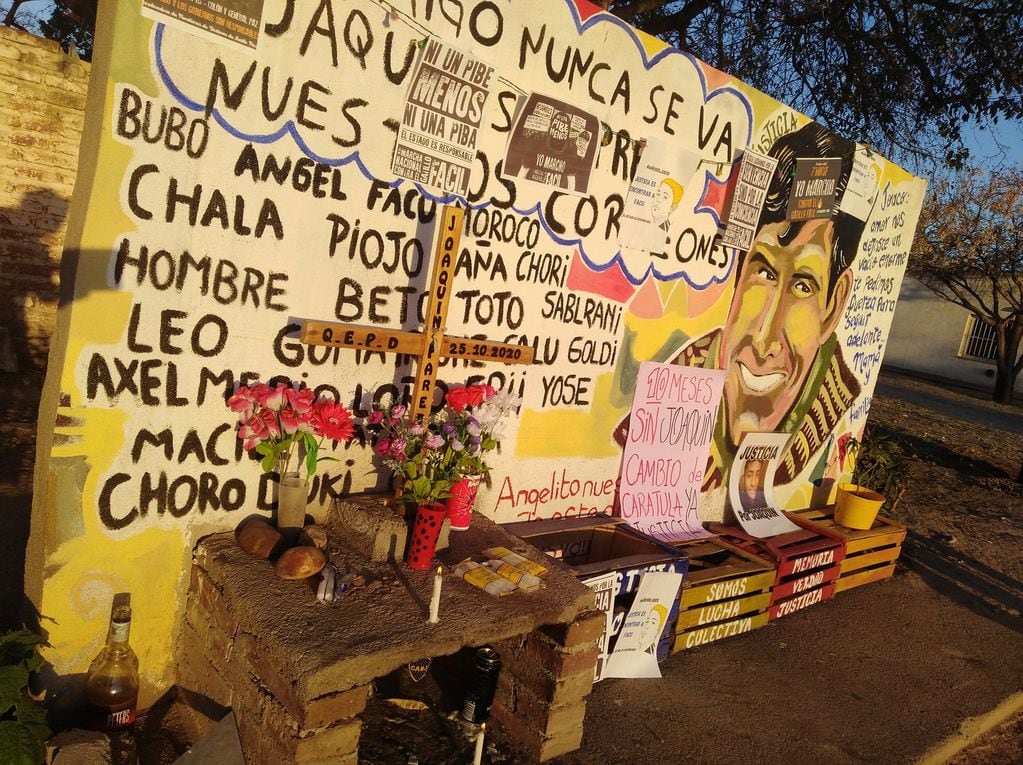 Monolito. Velas, carteles y el recuerdo por Joaquín en la plaza de Paso Viejo.