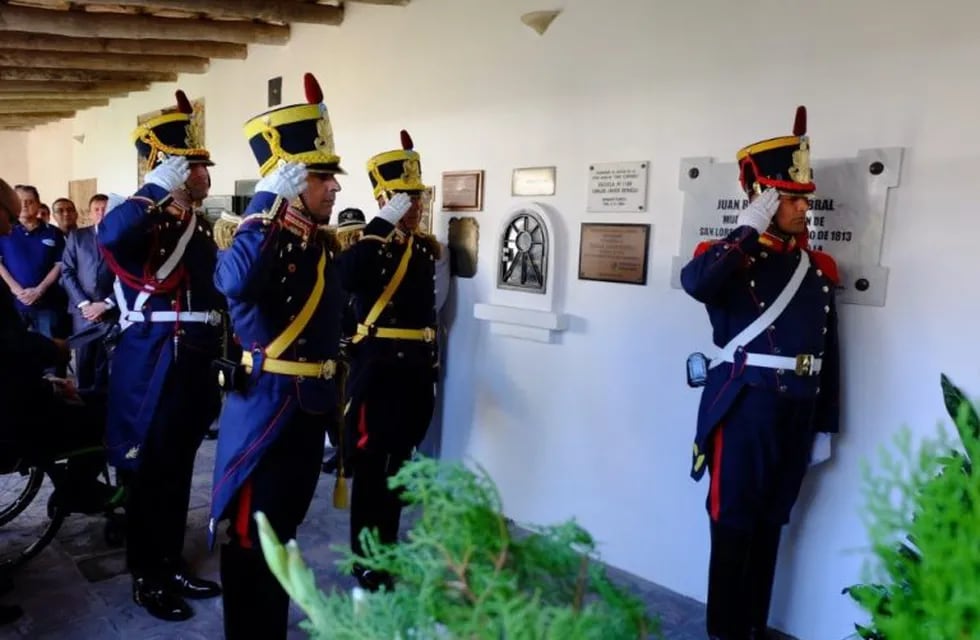 Un granadero se emocionó durante el aniversario de la Batalla de San Lorenzo y su foto se hizo viral. (@mindefarg)
