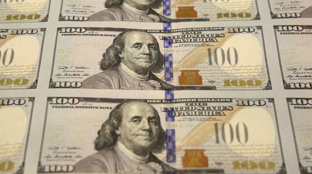 Este viernes el dólar blue cerró a $293 para la venta. Foto: AP/Archivo.