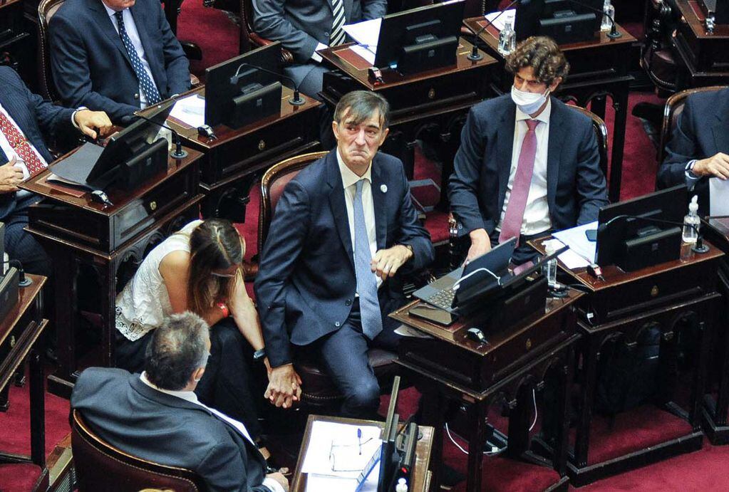 El exsenador Esteban Bullrich mirando a su familia durante su último discurso en el Senado de la Nación, cargo que dejó a causa del avance de su enfermedad ELA. 