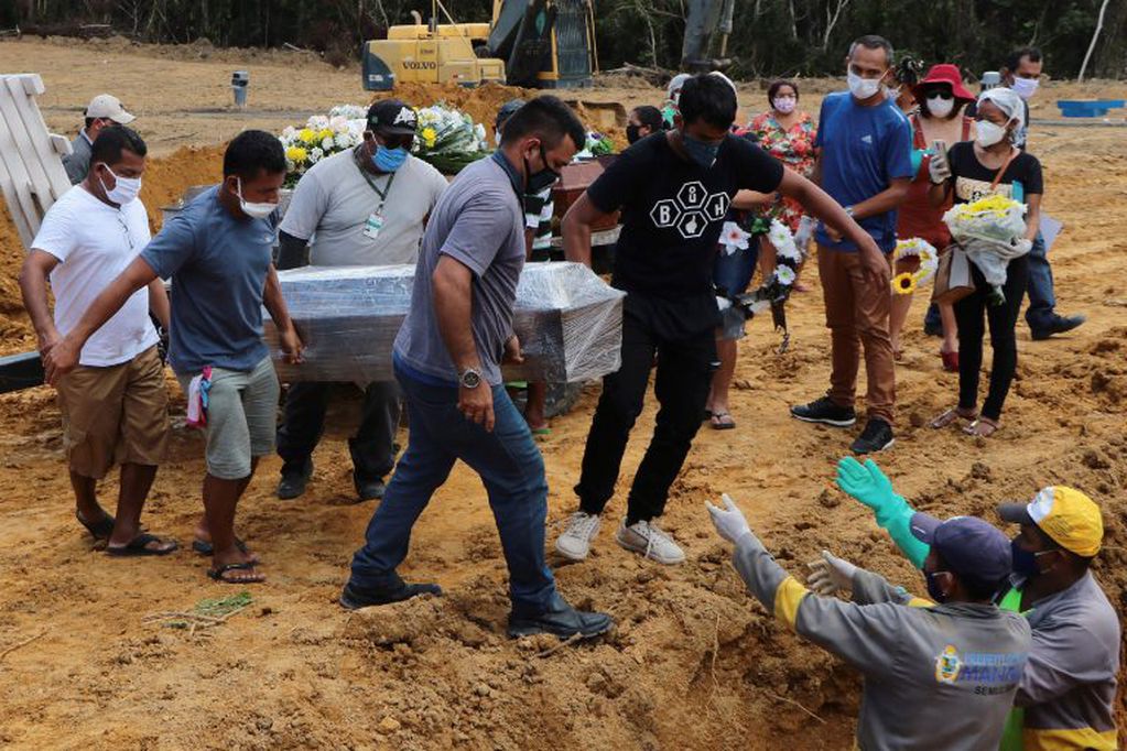 Abren fosas comunes por el colapso de los cementerios en Brasil. (Foto: Edmar Barros/AP)