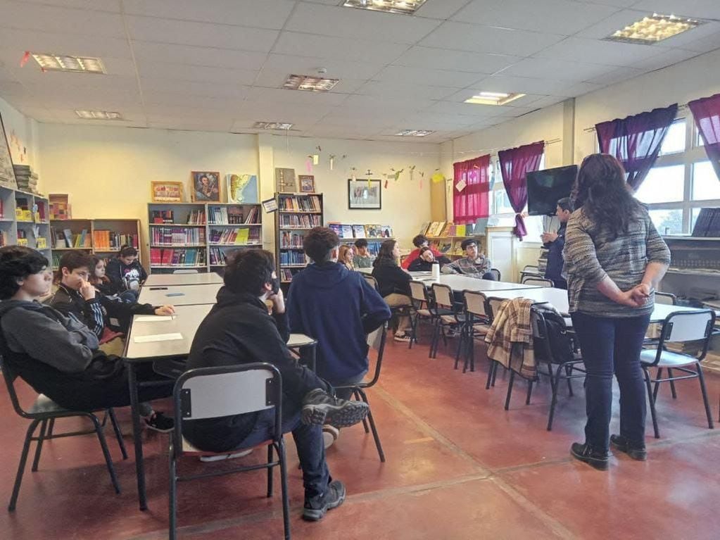 El VGM Daniel Arias, secretario de Asuntos de Malvinas de la Municipalidad de Ushuaia, brindó una charla a alumnos del 5to 2da del Colegio Eva Duarte de Perón.