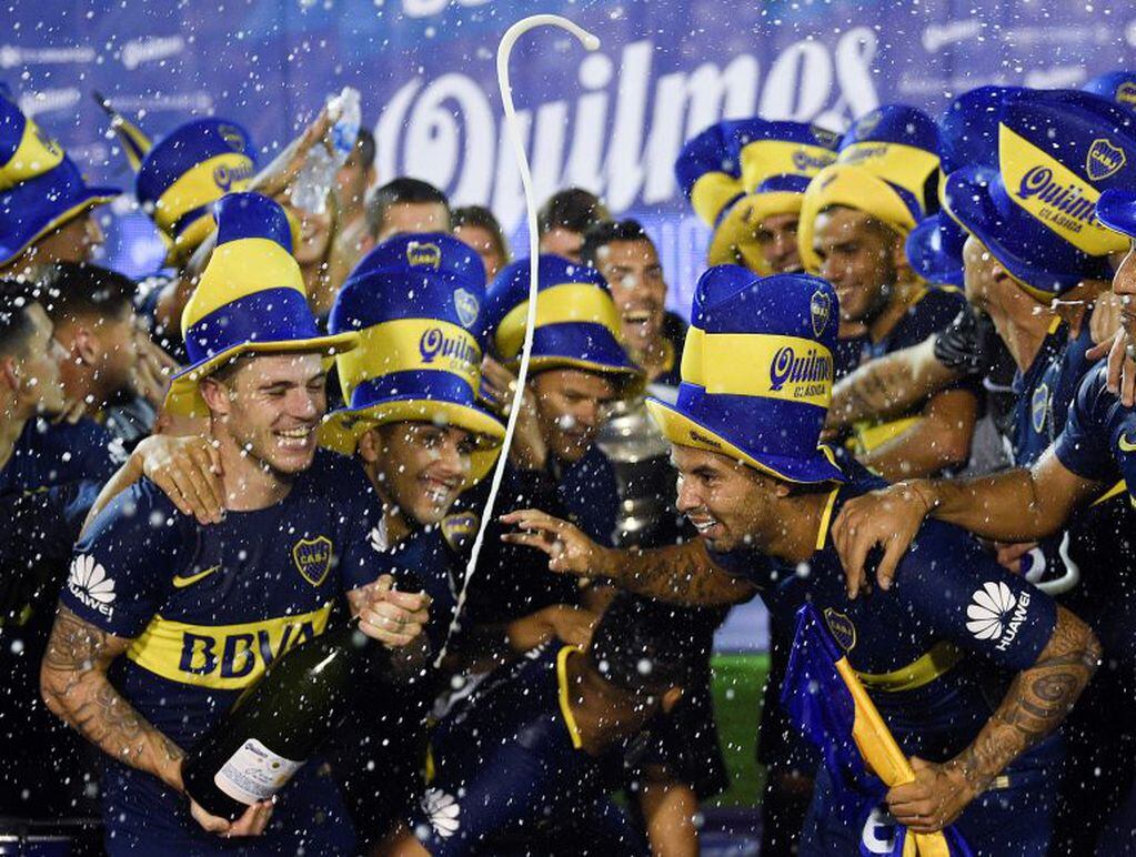 Los jugadores de Boca levantaron la Copa en La Plata. (AP Photo/Gustavo Garello)