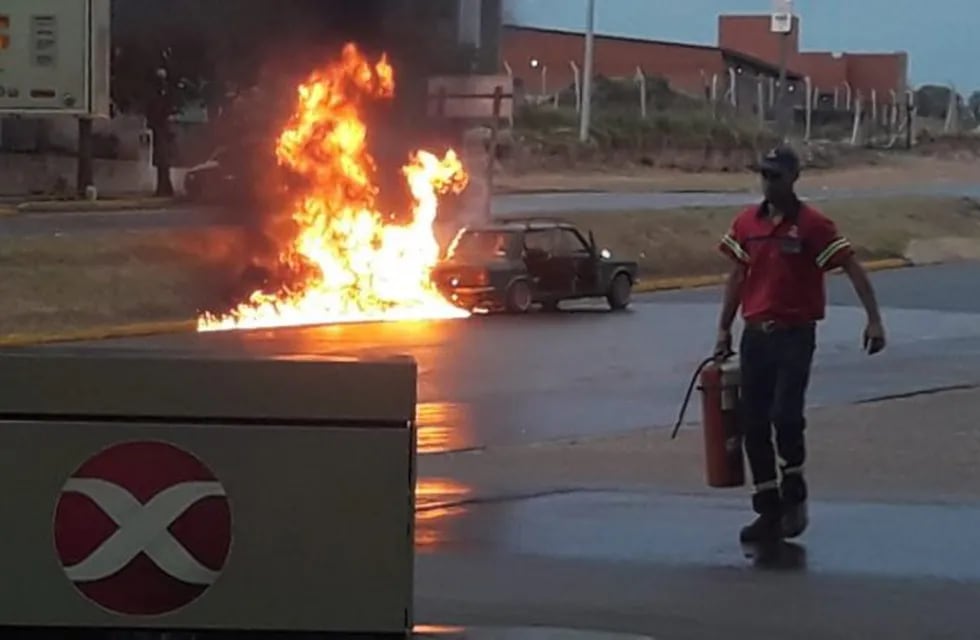 Alta Gracia: un vehículo se incendió tras ser embestido por una motocicleta. Créditos: Mi Valle.