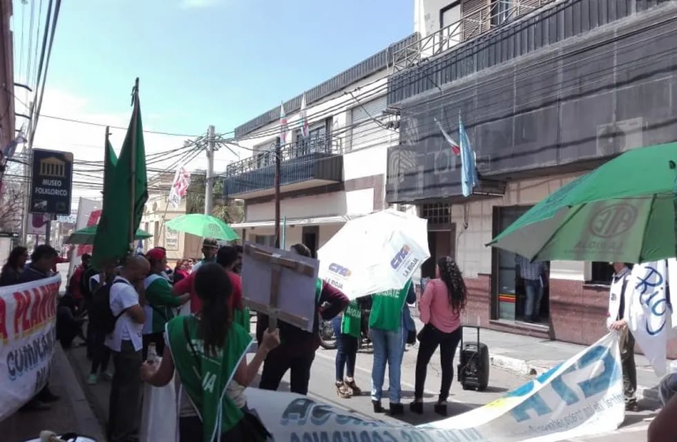 Foto de archivo: protesta frente a la Dirección de Comercio