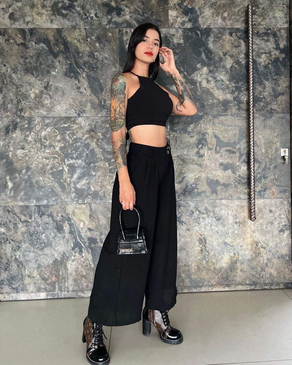 Jenn Muriel luciendo un look "total black" a través de su cuenta de Instagram.