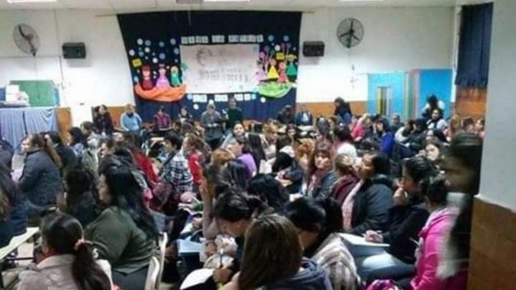 Los estudiantes deben adaptarse a las pequeñas aulas del colegio primario República del Perú.