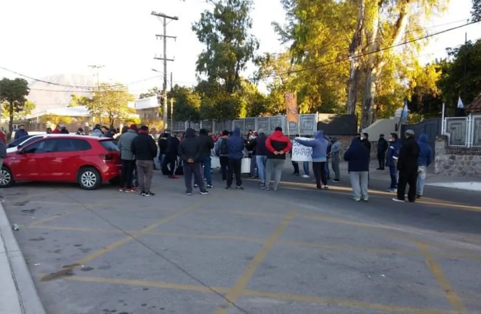 Trabajadores del transporte se manifiestan frente a la residencia del gobernador