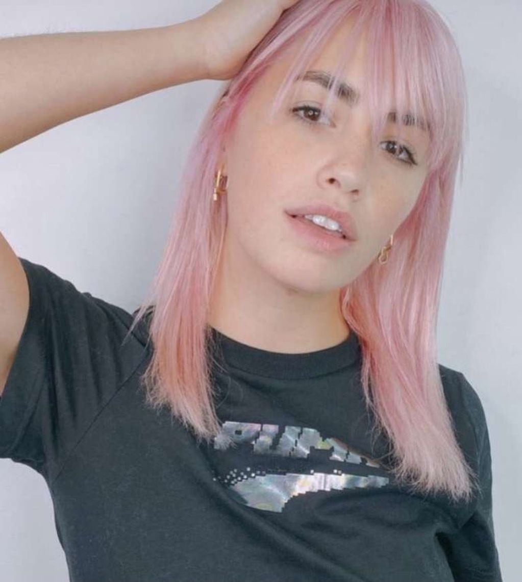 Lali con el pelo color rosa