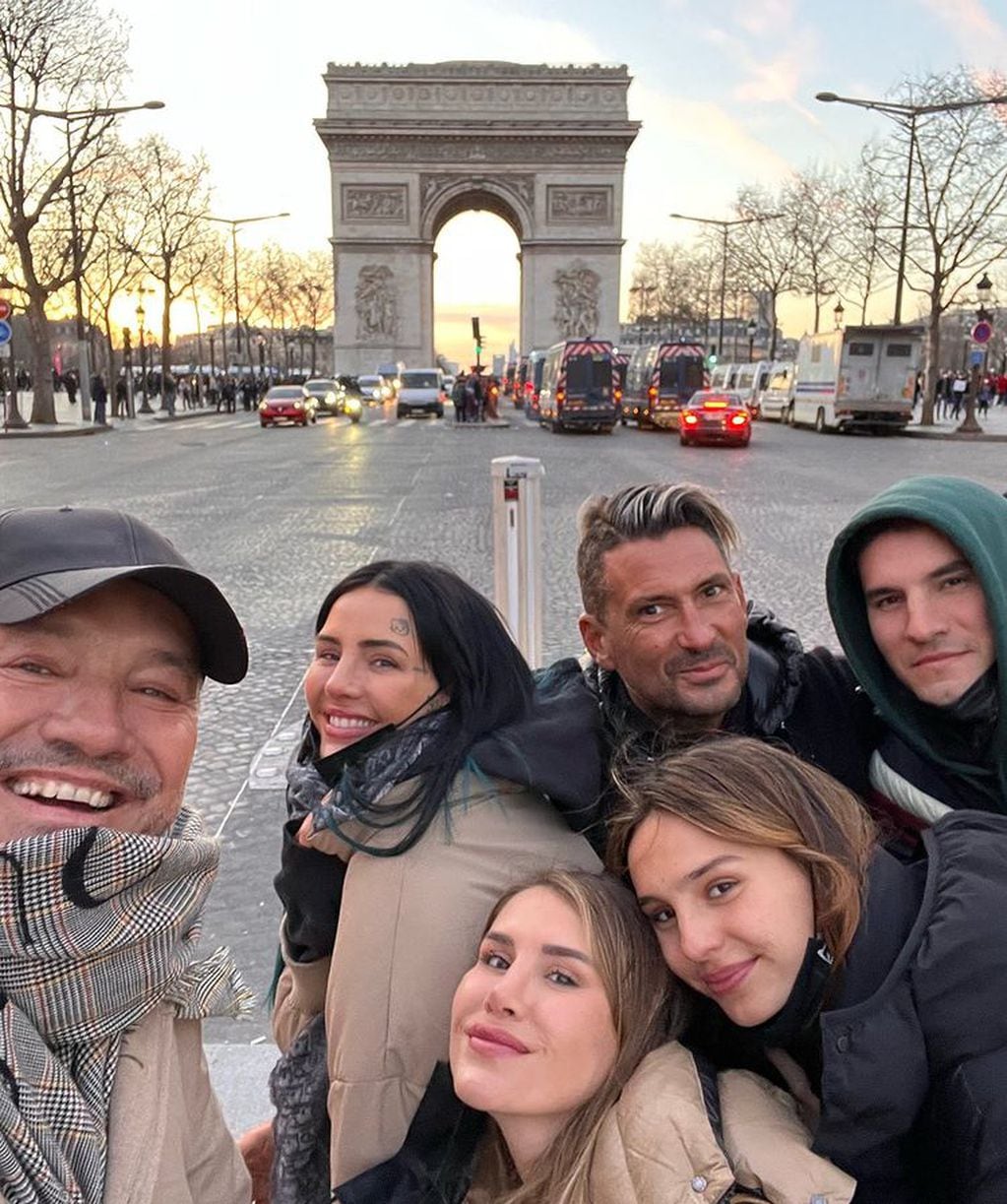 La familia Tinelli se mostró posando junto al Arco del triunfo en Paris