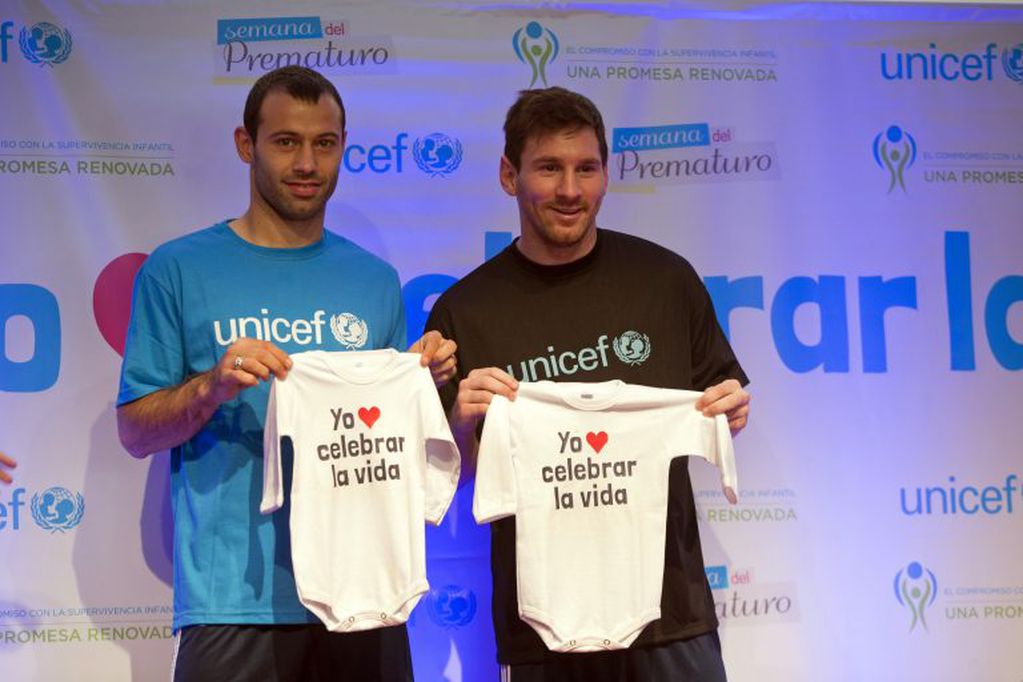 "Yo amo celebrar la vida"
Lionel Messi junto a Javier Mascherano apoyando la iniciativa del UNICEF por la semana del Prematuro.