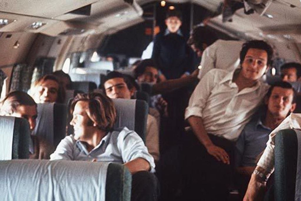 Los jóvenes rugbiers uruguayos, en el avión (Foto: History)
