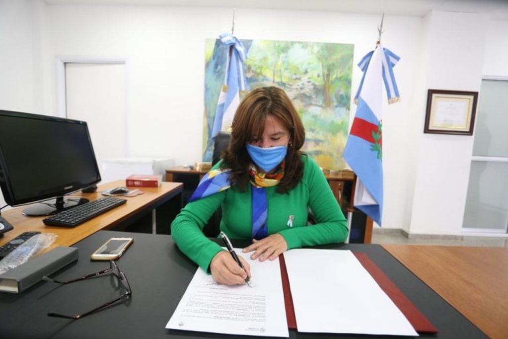 Brizuela y Doria firma Decreto para el traslado de dos búfalos y un yacaré