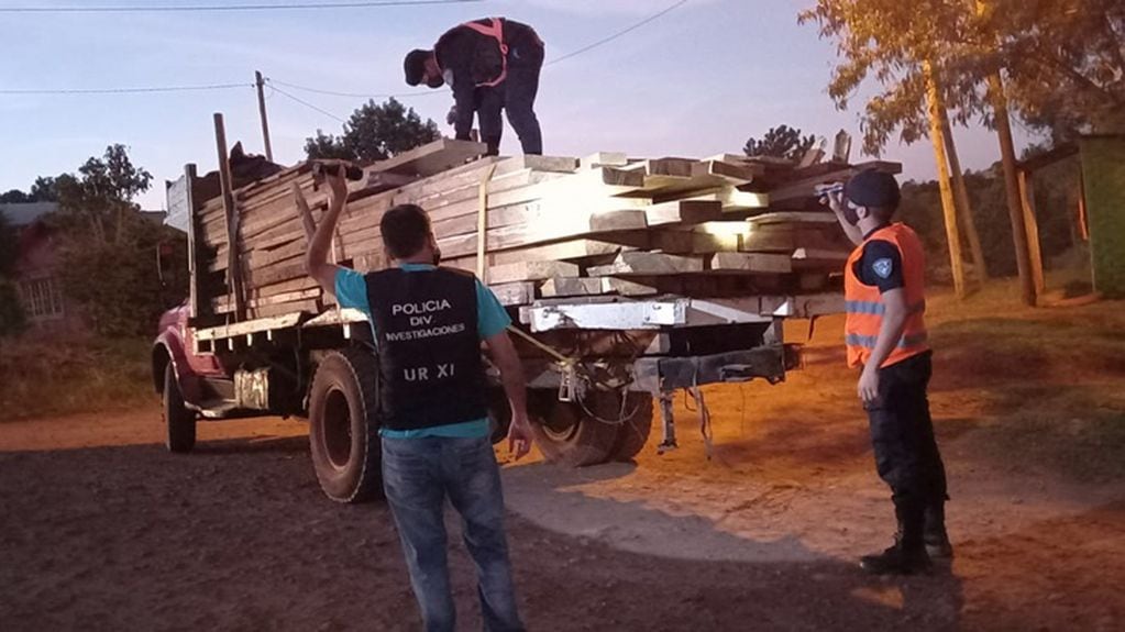 Efectivos policiales lograron interceptar un camión que transportaba madera nativa.