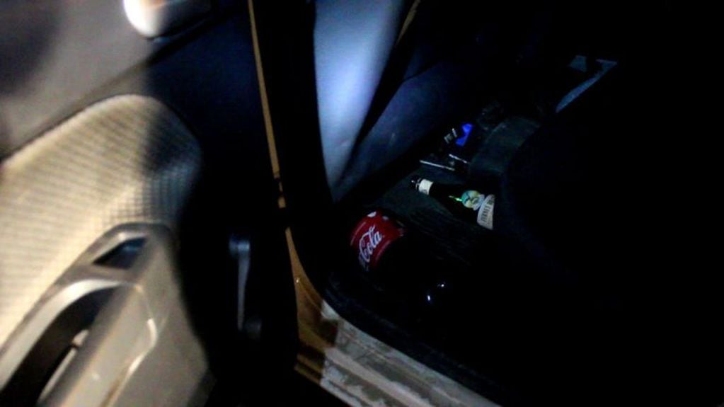 Uno de los vehiculos secuestrados. Bebidas alcohólicas para "pasarla bien". Como si la oandemia fuera un chiste.