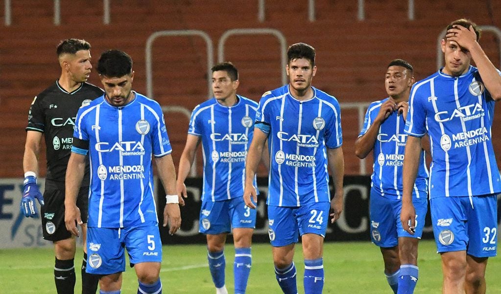 Fútbol Liga Profesional. Godoy Cruz se va del estadio Malvinas Argentina luego de la derrota 3-1 ante Estudiantes de la Plata.