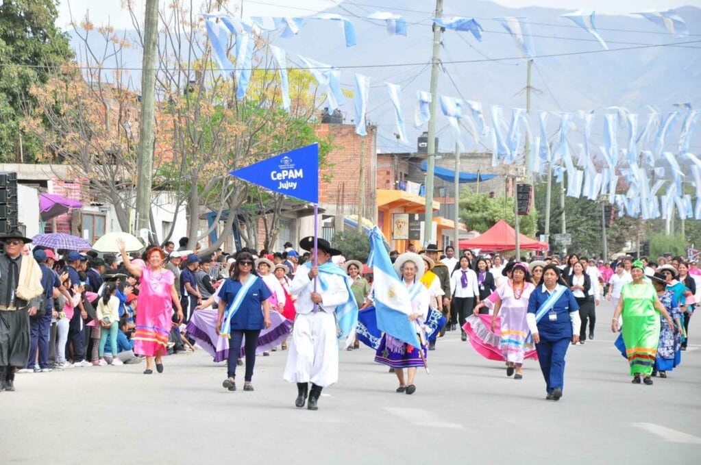 Notable fue la participación de instituciones que aglutinan a la tercera edad, en el desfile conmemorativo del Éxodo Jujeño este miércoles en la avenida Forestal.