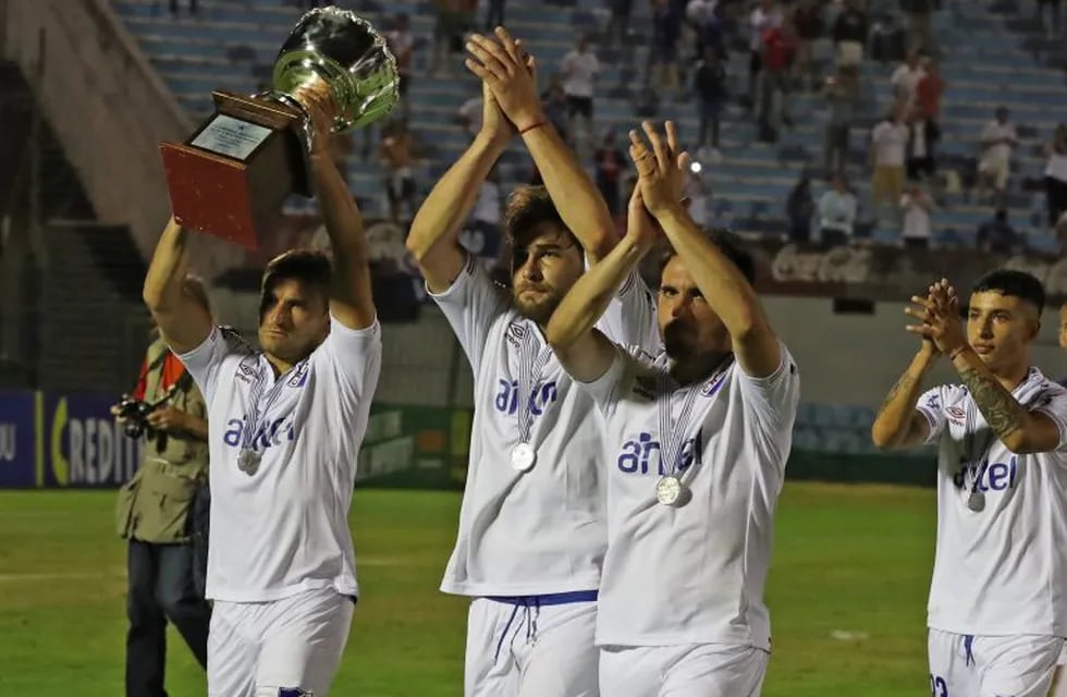 Jugadores de Nacional celebran con el trofeo. (Foto: Raúl Martínez/EFE)